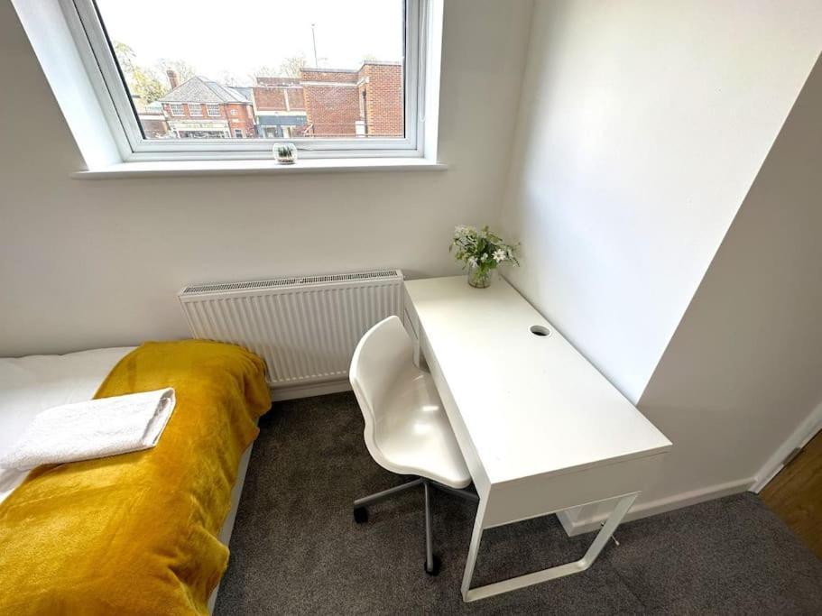 Elegant 2-bed In Headington-modern New Built Retreat- Wi-fi, Netflix, Location Holiday home *