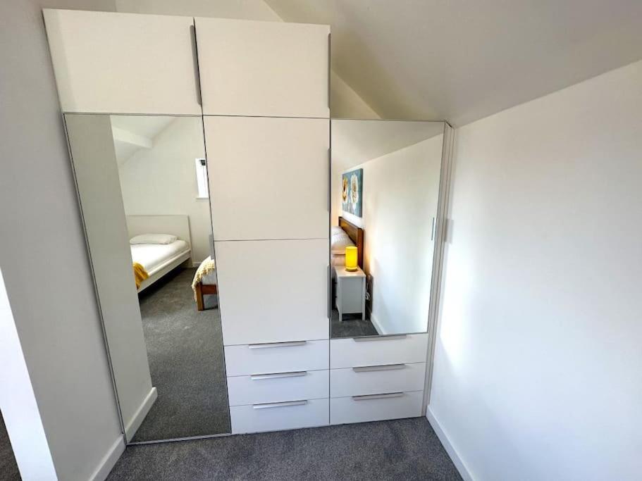 Vakantiehuis Elegant 2-bed In Headington-modern New Built Retreat- Wi-fi, Netflix, Location *